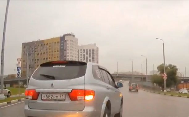 Тульские водители никак не научатся съезжать с кругового движения