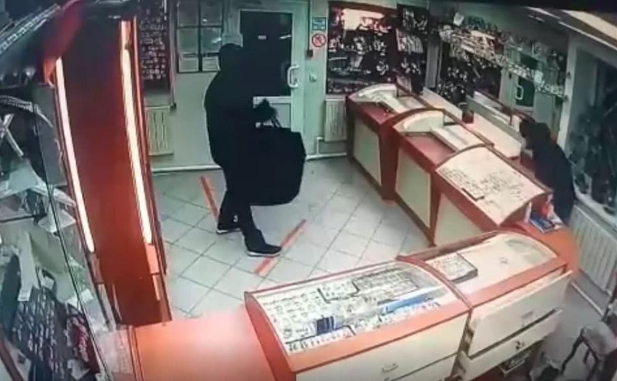 В Узловой двое налетчиков за минуту обчистили ювелирный магазин. Видео