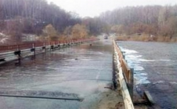 В Чекалине затопило мост