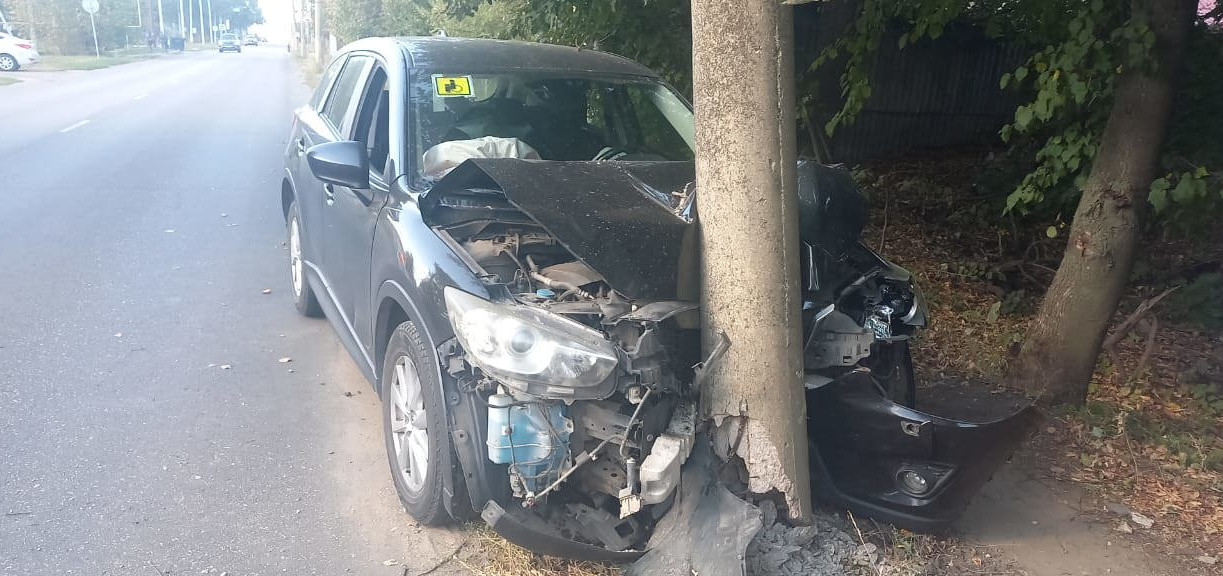 В Тульской области Mazda влетела в столб