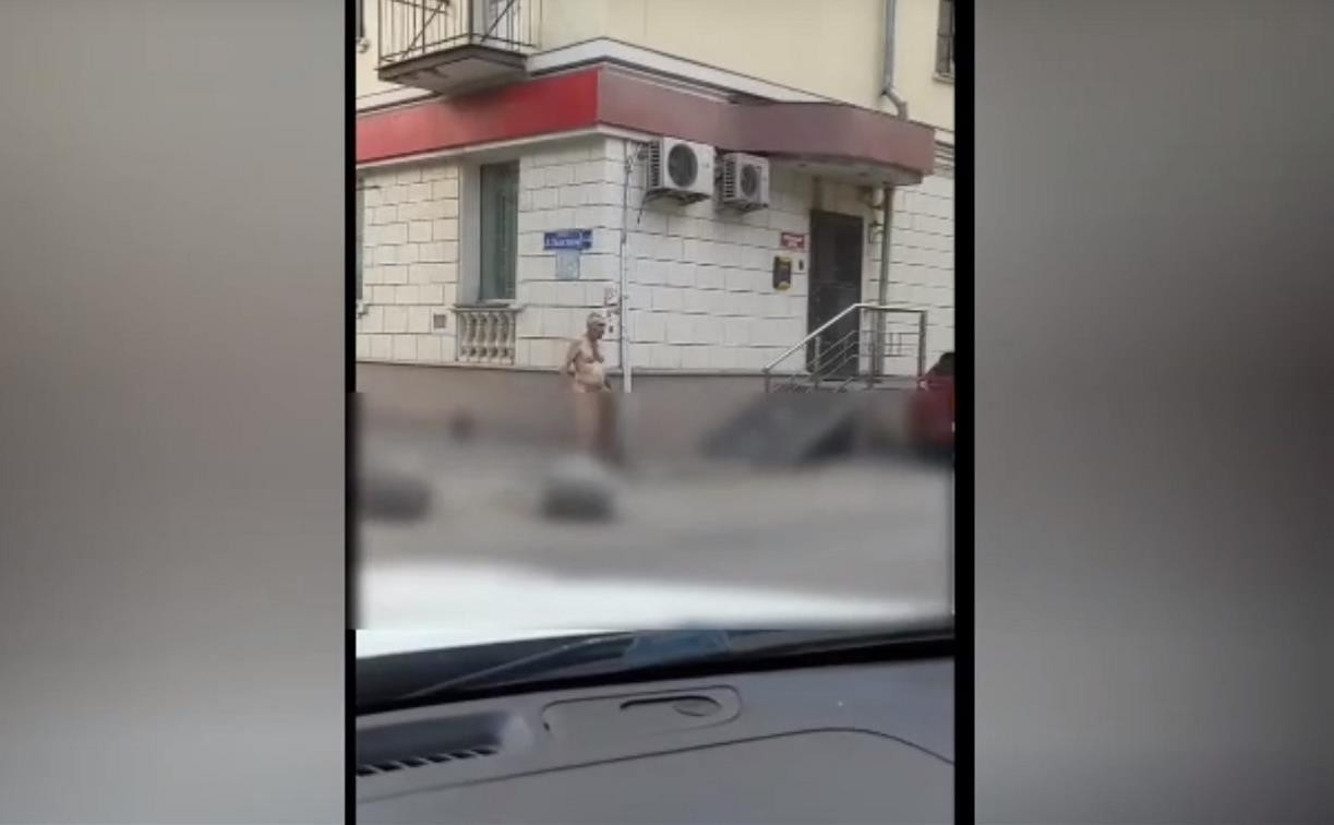 На ул. Льва Толстого в Туле заметили голого мужчину: видео