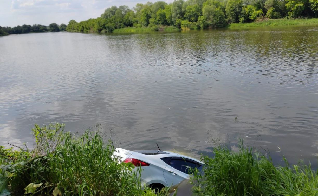 В Суворове автомобиль со спящими людьми утонул в реке: один человек погиб