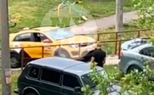 В Туле водитель такси устроил заезд по детской площадке и лестнице