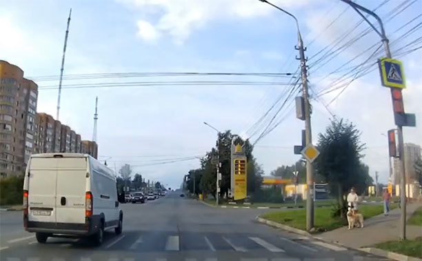 В Туле водитель фургона дважды проехал на красный