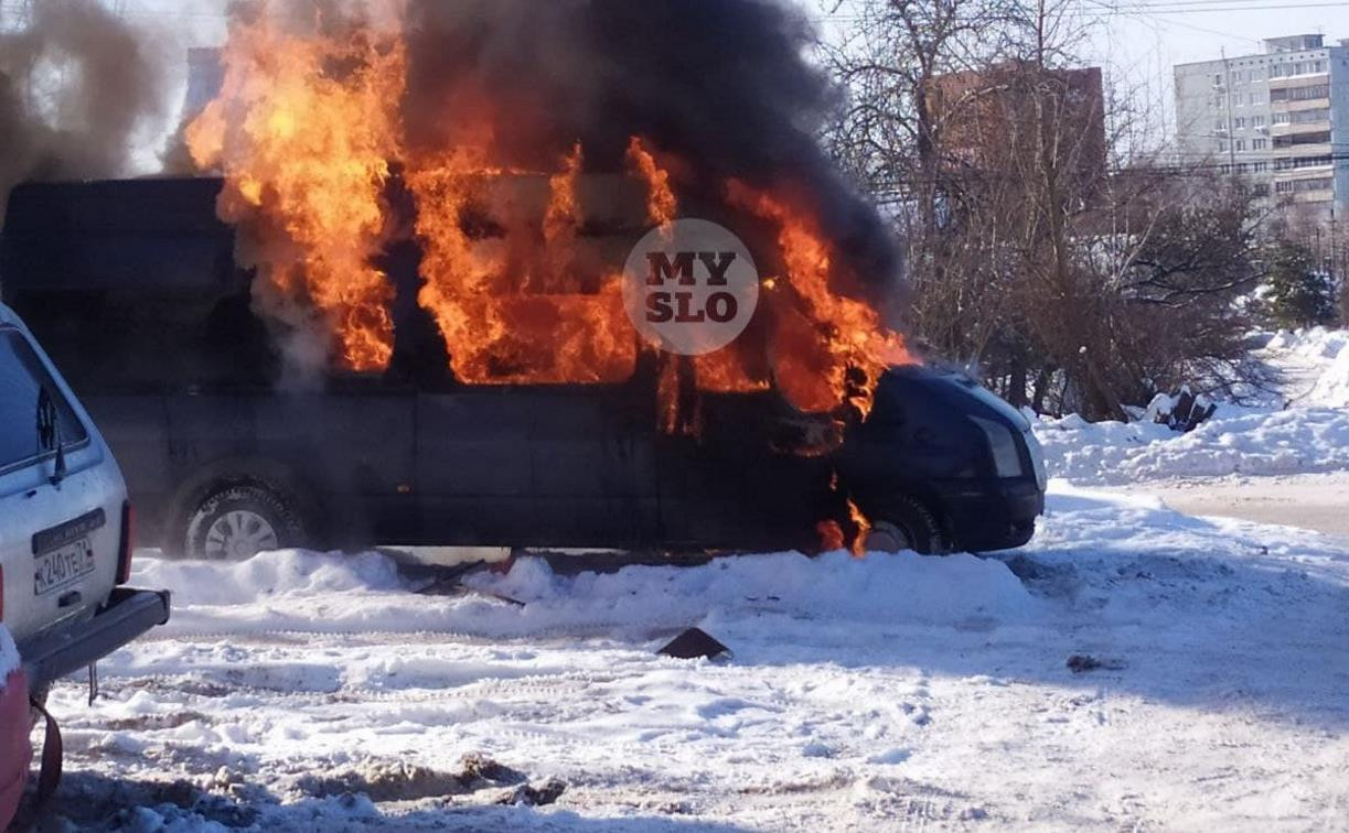 В Пролетарском районе Тулы загорелся микроавтобус: видео
