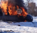 В Пролетарском районе Тулы загорелся микроавтобус: видео