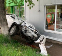 В Щекино Chevrolet Cobalt «боднул» супермаркет и повис на дереве 