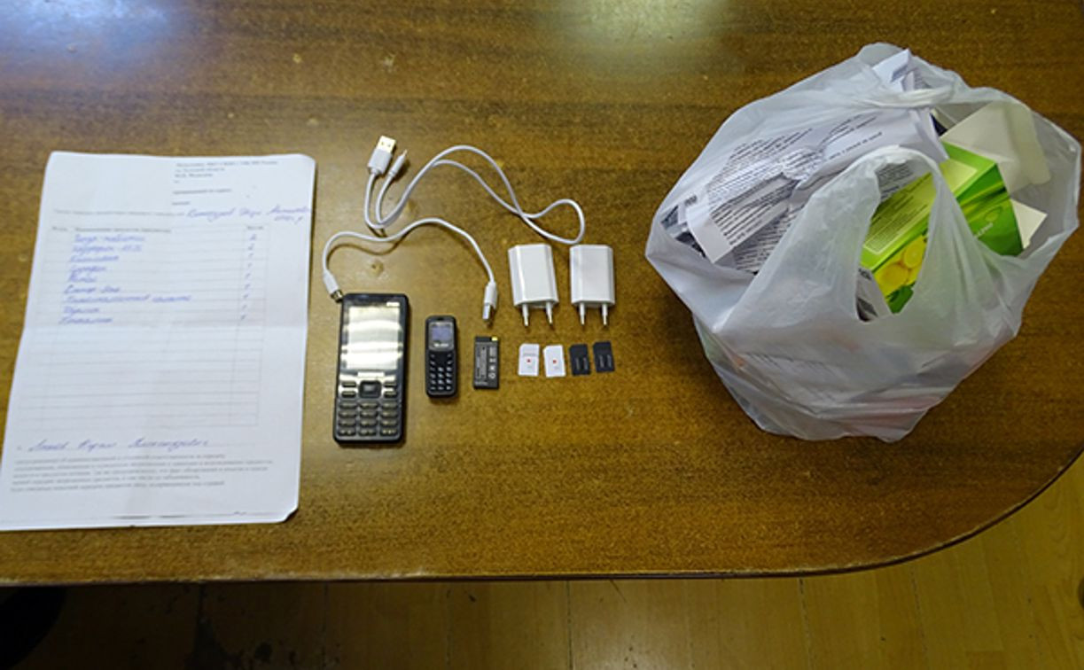 18-летний парень пытался передать в следственный изолятор Тулы телефоны в пакете с лекарствами