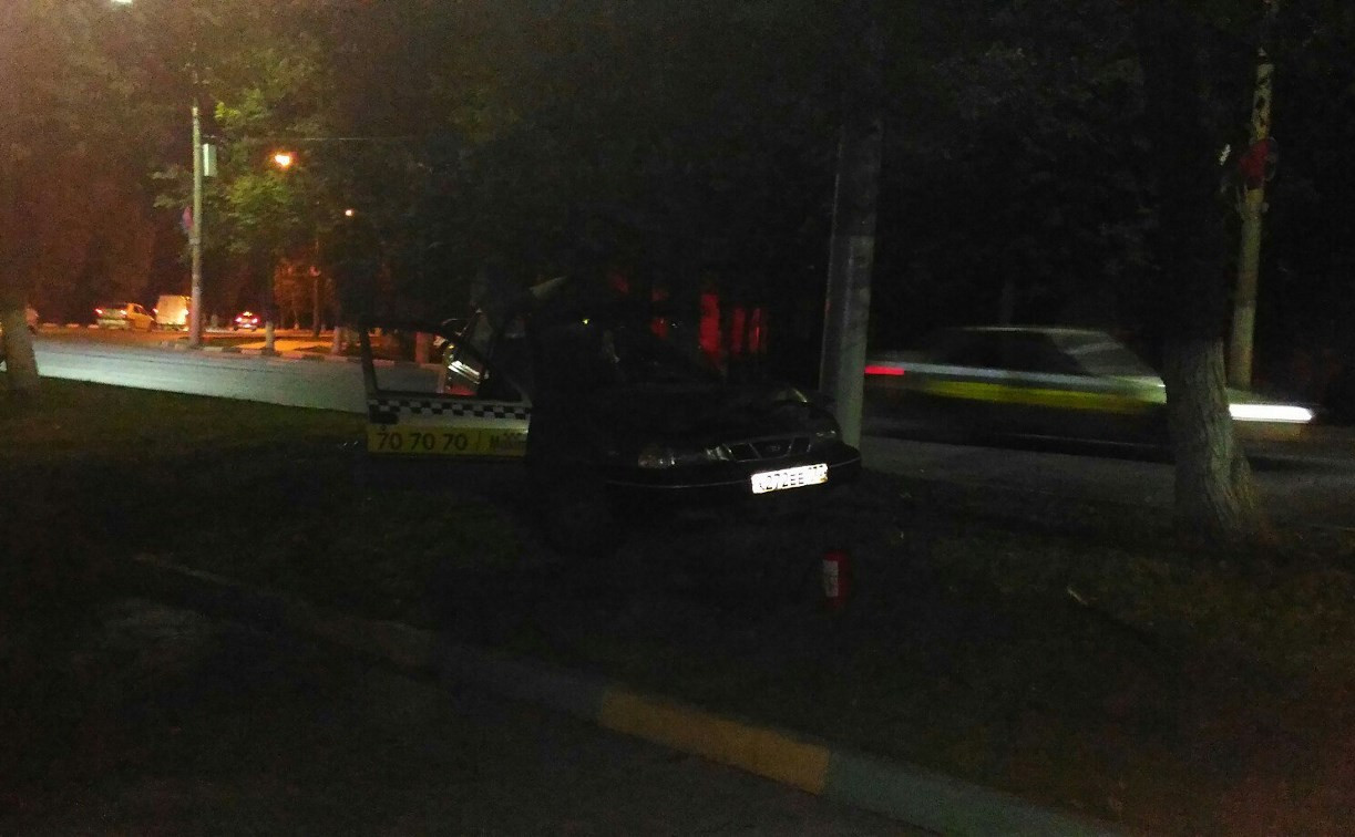 В Пролетарском районе таксист врезался в дерево