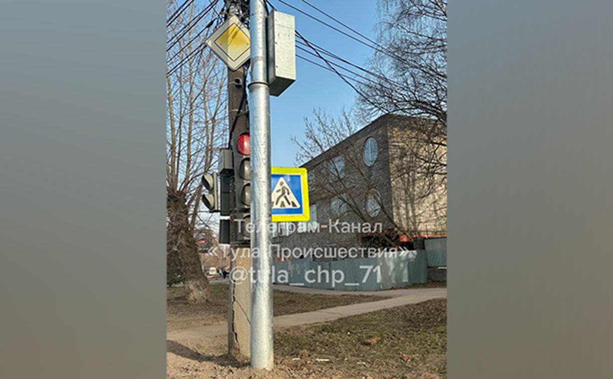 На улице Каракозова в Туле столб перекрыл светофор