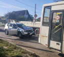 В Туле на ул. Карпова столкнулись автобус и Renault