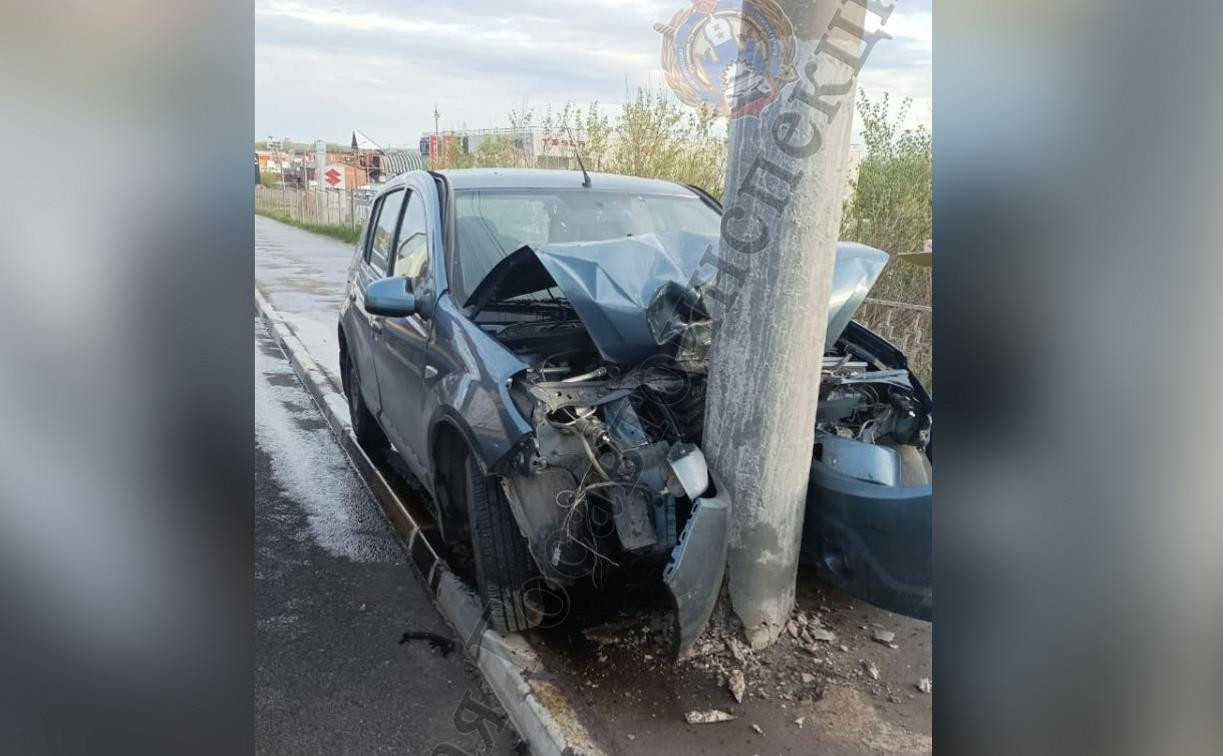 В Туле на Павшинском мосту пьяный водитель Renault врезался в столб