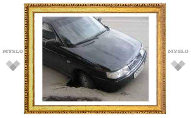 В яму на Красноармейском проспекте провалилась машина