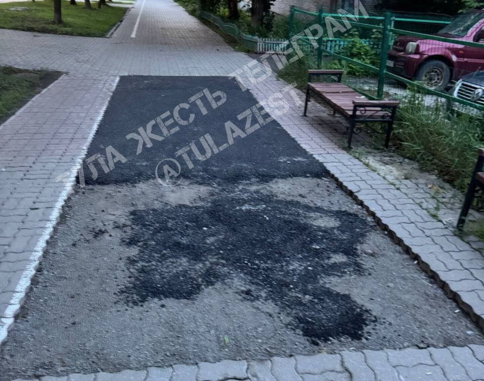 «Чудо дизайна»: в Туле тротуар из плитки закатали в асфальт