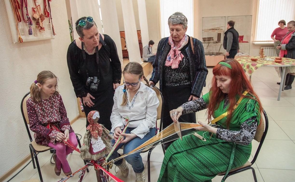 В Ленинском открылась выставка «Традиционное тульское ткачество»