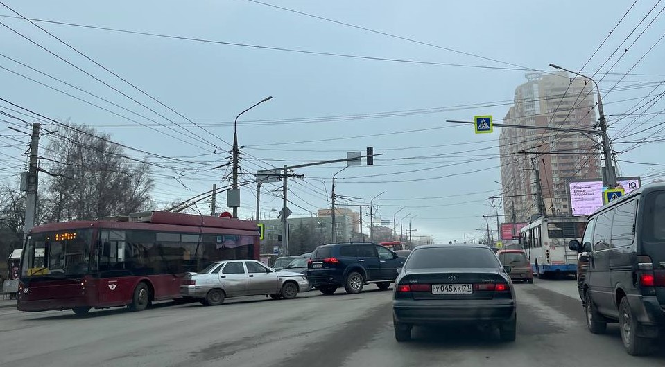 ДТП у педуниверситета парализовало движение в сторону центра Тулы