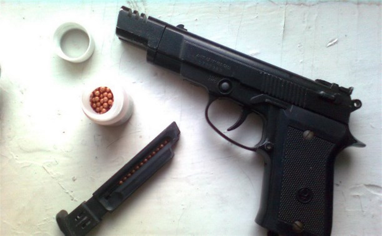 В Новомосковске мужчина угрожал посетителю кафе пневматическим пистолетом 