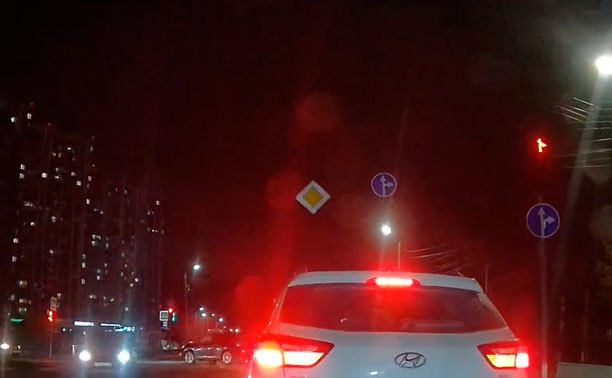 На ул. Оборонной водитель постоял, и поехал на красный