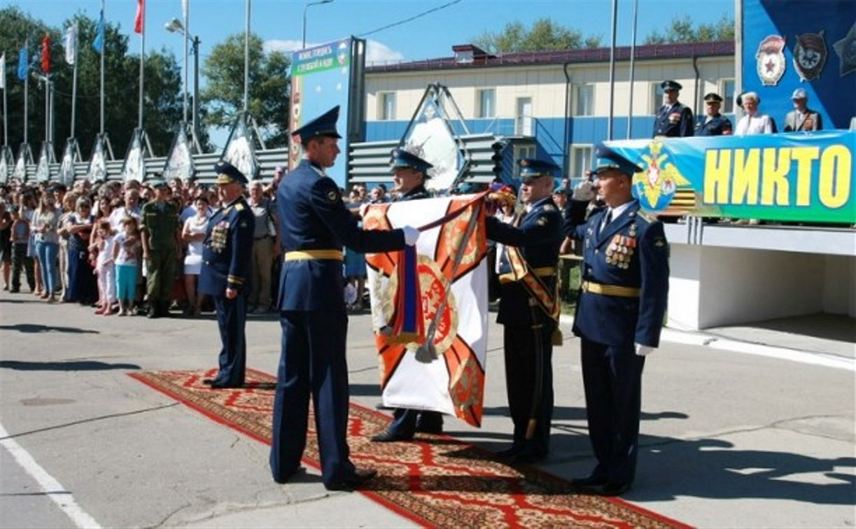Командиру 106-й гвардейской воздушно-десантной дивизии вручено Георгиевское знамя