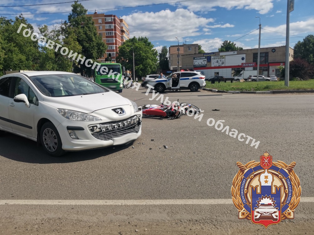 В Новомосковске водитель Peugeot снес 26-летнего мотоциклиста