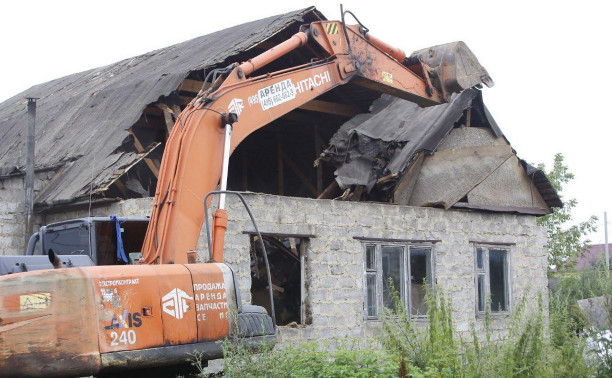 В Плеханово и Хрущево демонтируют незаконные цыганские постройки: фоторепортаж