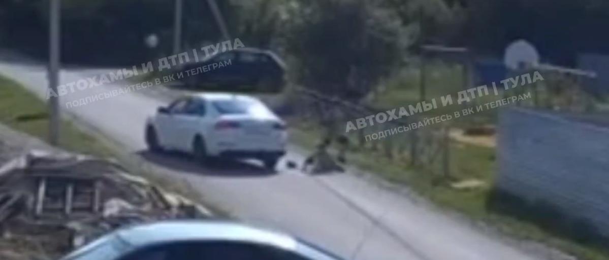 «Сбили ребенка, наорали, отбирали телефон»: момент ДТП с ребенком в Щекино попал на видео