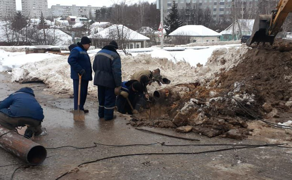 В Туле экскаватор пробил трубу теплосети: коммунальщики приступили к замене поврежденного участка