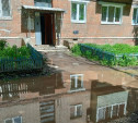 Во дворе пятиэтажки на ул. Кутузова появился «пруд»: жители не могут зайти в подъезды