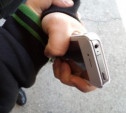 В Новомосковске грабитель отобрал у прохожего телефон и обручальное кольцо
