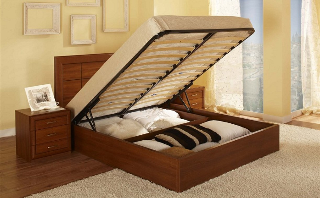 Кровать с подъемным механизмом станет лучшим выбором для маленькой спальни