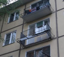 В Новомосковске женщина упала с пятого этажа и разбилась