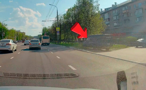 На пр. Ленина водитель встал на газоне, несмотря на места на парковке
