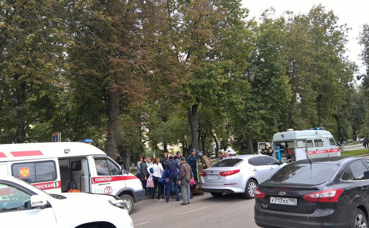 В Новомосковске автомобиль сбил двух девушек