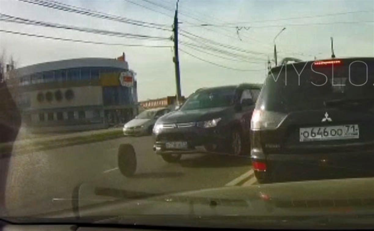 В Туле автолюбитель «торпедировал» утреннюю пробку отлетевшим колесом: видео