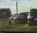 В Туле автолюбитель «торпедировал» утреннюю пробку отлетевшим колесом: видео