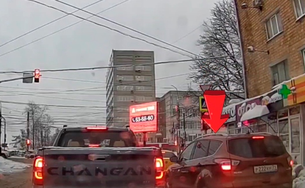 На ул. Н. Руднева нарушитель ПДД создал потенциально аварийную ситуацию