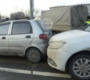 На ул. Рязанской столкнулись две легковушки, длинномер и грузовик