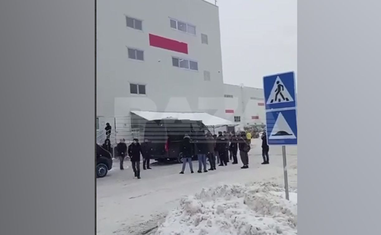 Тульские силовики увезли работников склада Wildberries в военкоматы