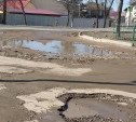 Опасные участки разбитой дороги на ул. Скуратовской отсыпят щебнем