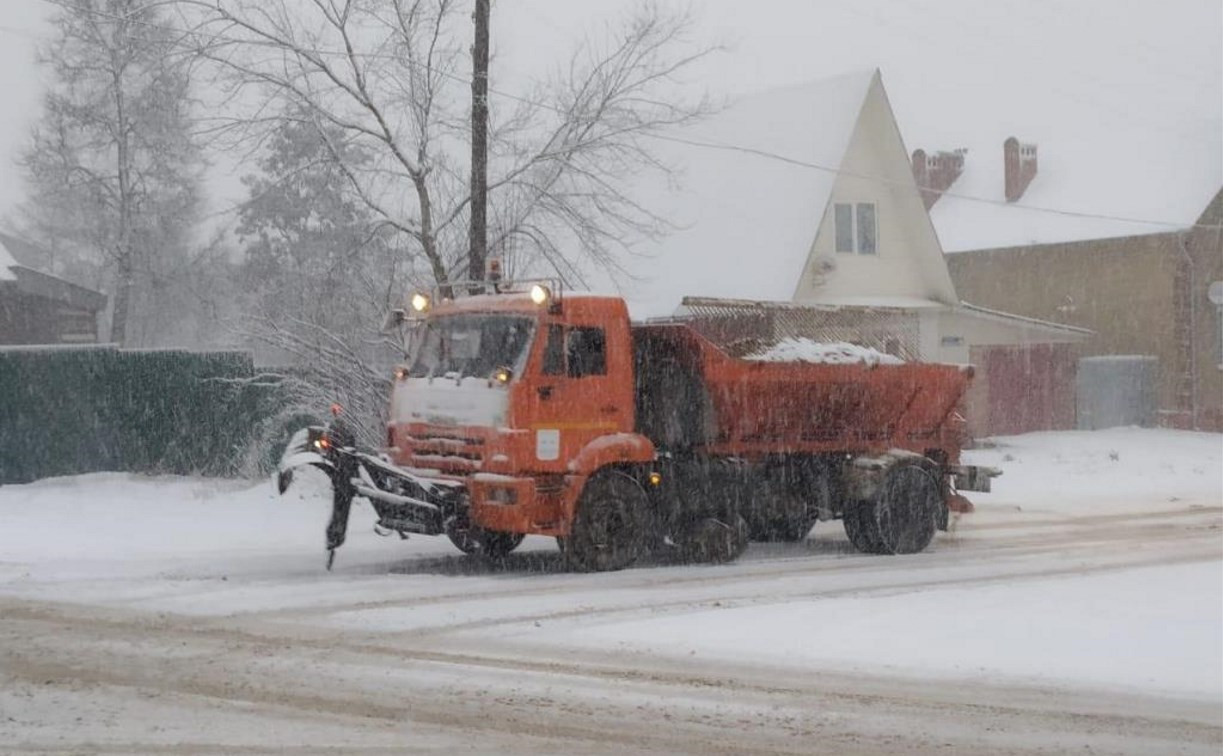 Улицы Тулы расчищают от снега более 90 единиц техники