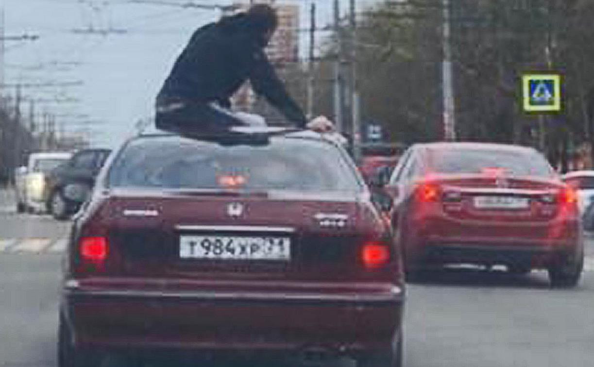 Погоня в Туле: пассажир вылез на крышу авто, а водитель влетел в светофор