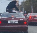 Погоня в Туле: пассажир вылез на крышу авто, а водитель влетел в светофор