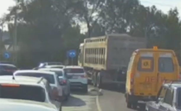 В Туле водитель самосвала решил, что ему нужнее всех