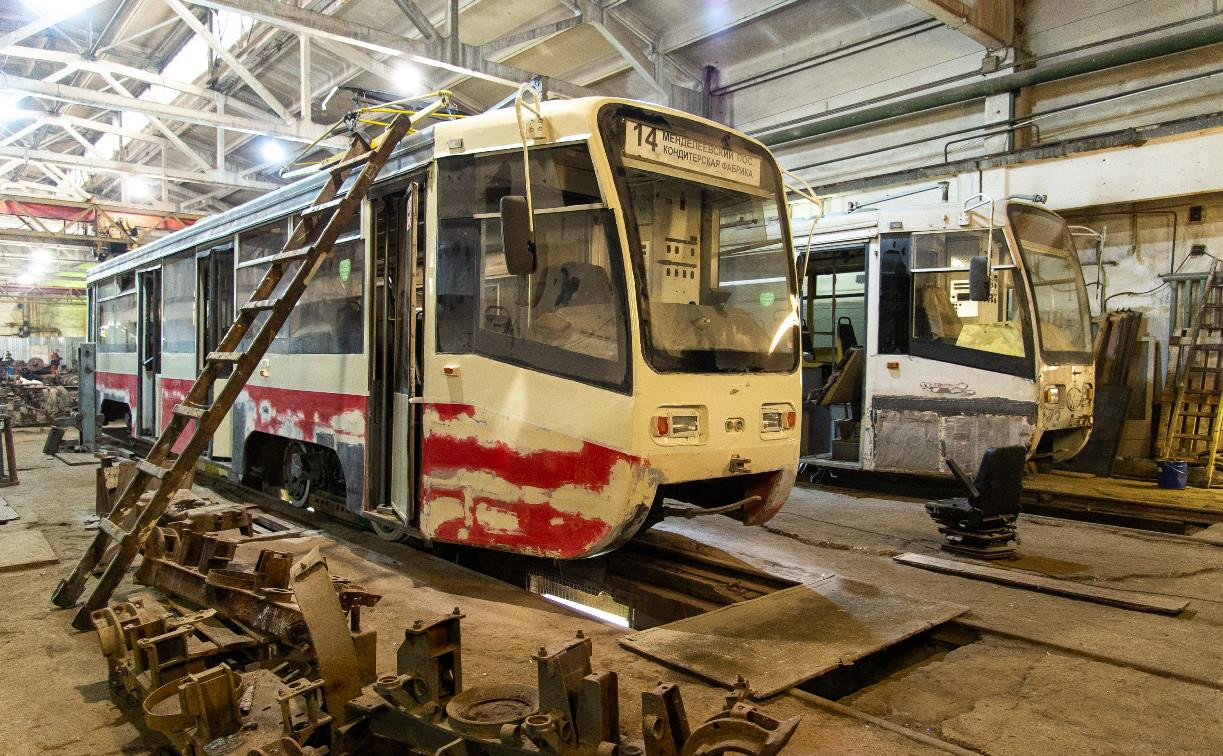 Почему подаренные Туле трамваи сразу не выпускают на линию: репортаж из депо