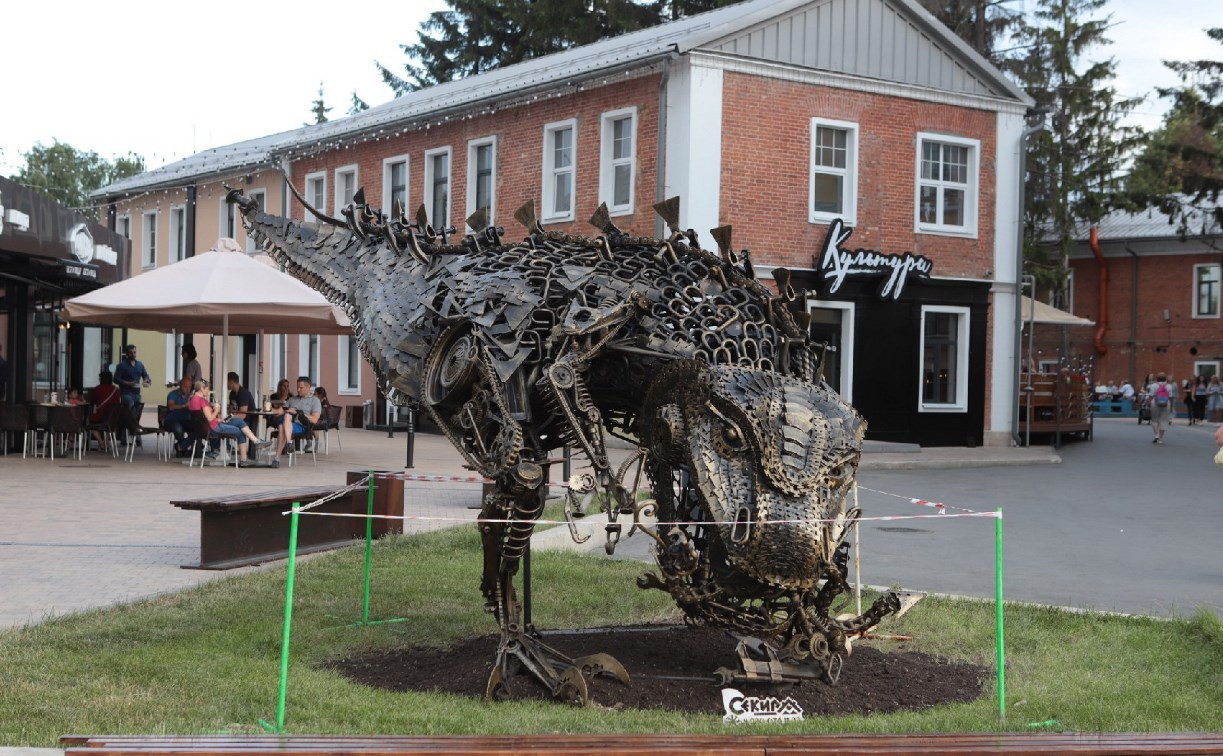 В тульском квартале «Искра» появился гигантский динозавр в стиле стимпанк