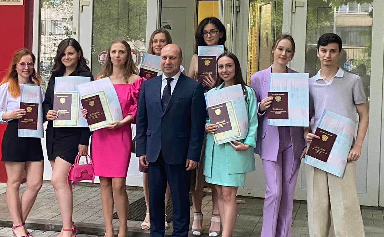 Министр здравоохранения Тульской области Дмитрий Марков вручил дипломы выпускникам медколледжа