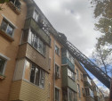 Пожар на ул. Кутузова: сотрудникам МЧС пришлось забираться в горящую квартиру по автолестнице