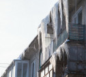 Веневская прокуратура потребовала очистить крыши домов от снега и наледи