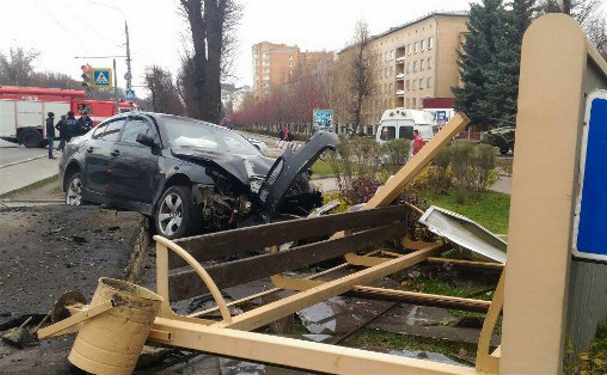 Страшная авария в Туле: На проспекте Ленина BMW снес остановку