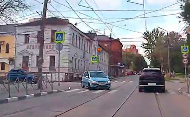 На ул. Фридриха Энгельса Туле водитель не заметил «кирпич»